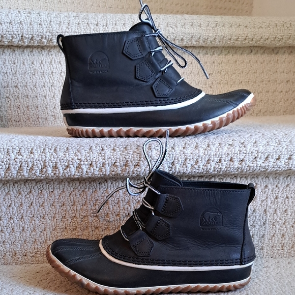 Sorel Shoes - Sorel Out And About Black Leather Duck Boots.